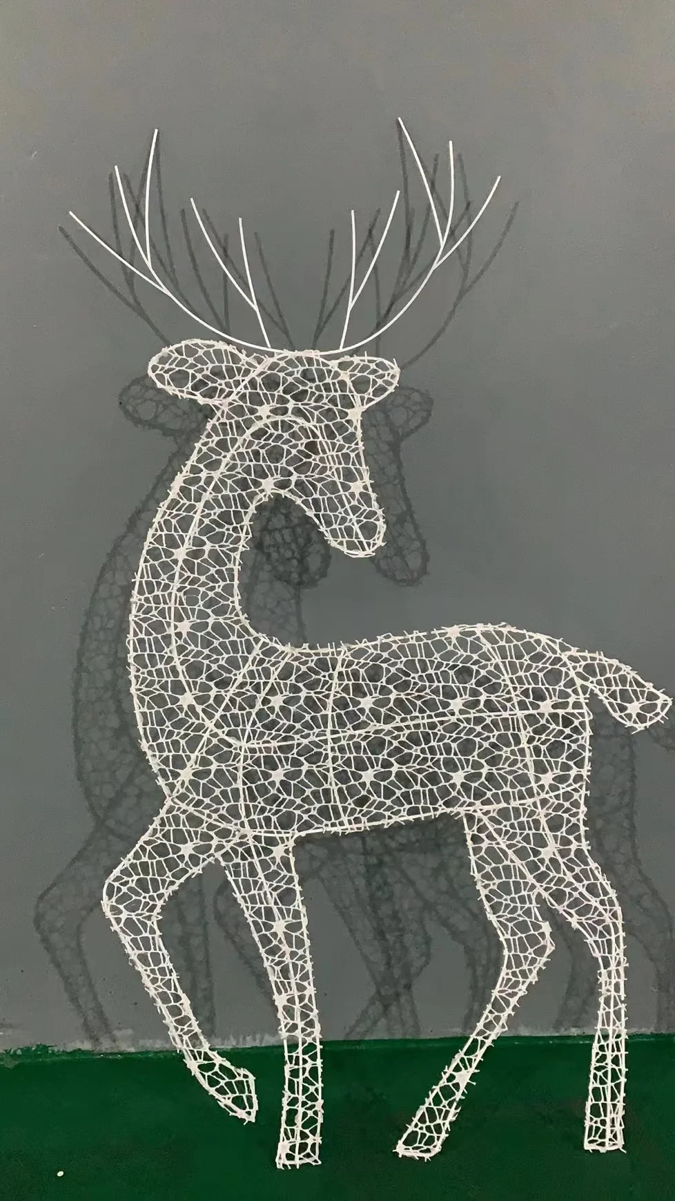 Gloeiende ijzeren kunstwerk met eland en rendier als kerstversiering