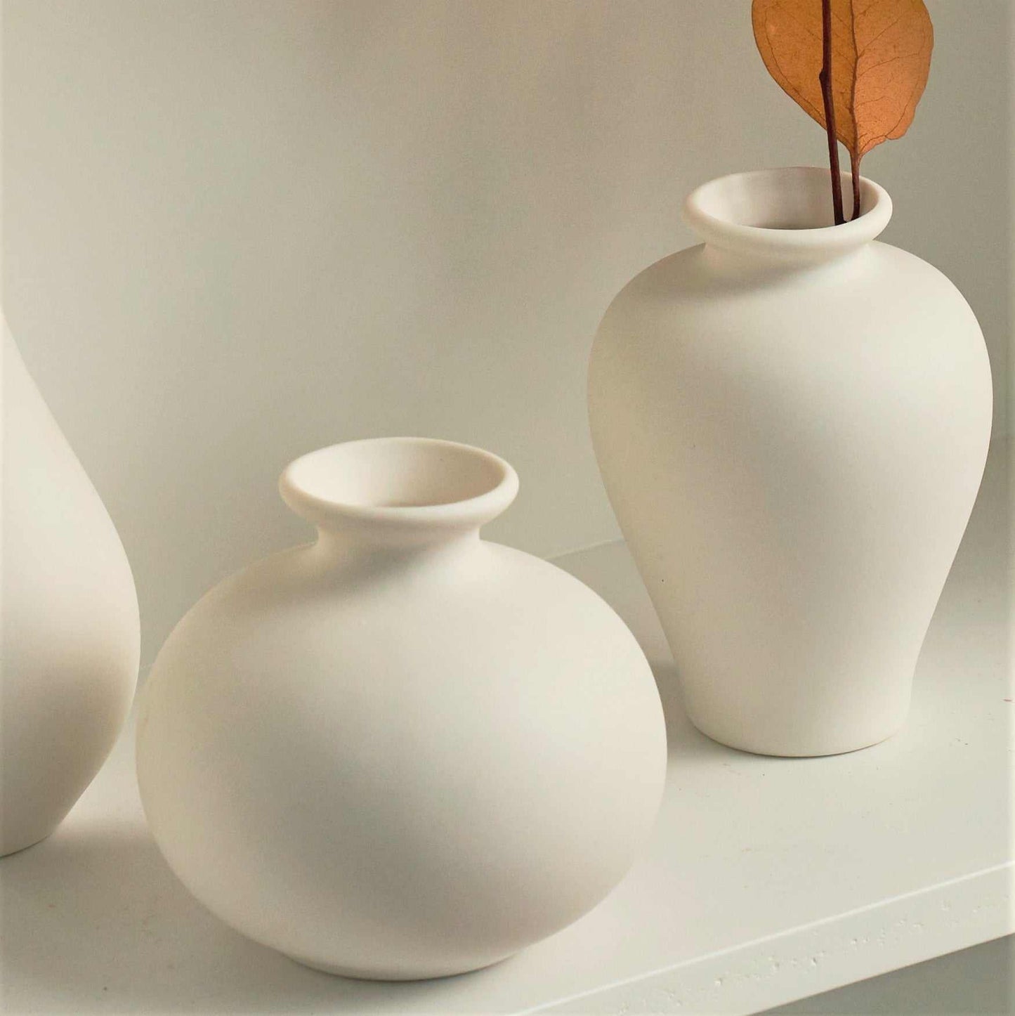 Set van 5 witte vazen – Pure handgemaakte keramiek- en porseleincollectie